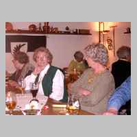 59-05-1112 7. Schirrauer Kirchspieltreffen 2004 - Christa Wendel und Helga Reimann.JPG